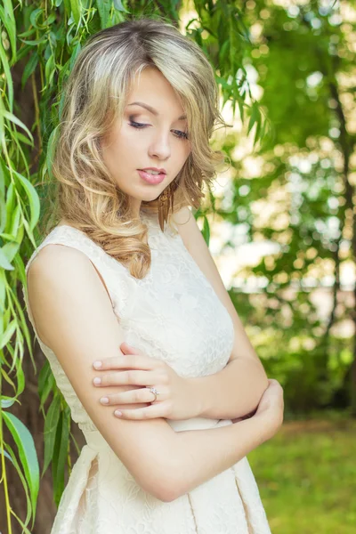 Ritratto di una bella ragazza sexy con grandi labbra paffute con capelli bianchi e un dito lungo completo bianco — Foto Stock