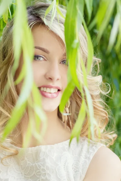 Portrait of a beautiful sexy girl with big full lips, with white hair in a white dress near a tree — Stock Photo, Image