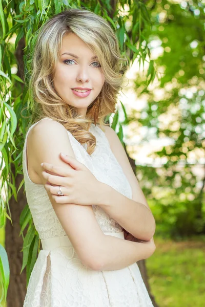 Ritratto di una bella ragazza sexy con grandi labbra piene, con i capelli bianchi in un vestito bianco — Foto Stock