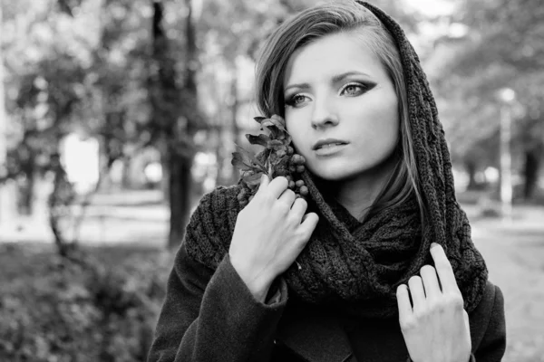 Schöne Frau mit Eberesche in der Hand mit dem schönen Make-up mit einem Schal auf dem Kopf spaziert im Park an einem sonnigen Herbsttag — Stockfoto