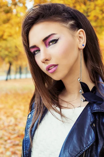 Porträt eines schönen Mädchens im Rock-Stil mit hellem Make-up — Stockfoto