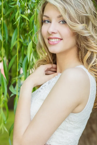 Ritratto di una bella ragazza sexy con grandi labbra piene, con i capelli bianchi in un vestito bianco — Foto Stock