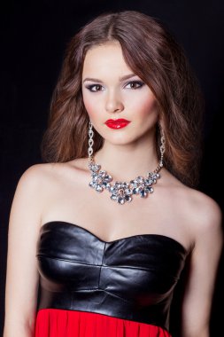 Gece elbisesi parlak Festival makyaj Studio ile büyük bir kolye ile güzel bir seksi zarif kız portresi