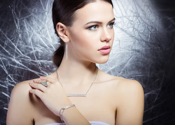 Bella ragazza con bei gioielli costosi alla moda, collana, orecchini, braccialetto, anello, riprese in Studio — Foto Stock