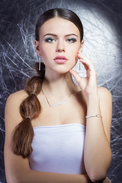 Bella ragazza con bei gioielli costosi alla moda, collana, orecchini, braccialetto, anello, riprese in Studio — Foto Stock