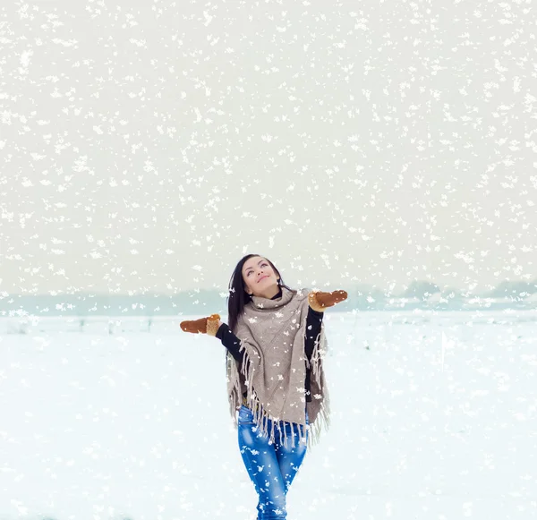 Hermosa mujer sonriente feliz caminando en un campo en una noche de invierno, y nieve feliz —  Fotos de Stock