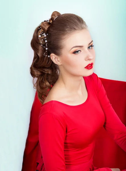 Hermosa joven sexy mujer con maquillaje de noche y cabello, con lápiz labial rojo — Foto de Stock