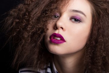 Moda güzellik portre siyah kısa saçlı. Güzel kızın yüzü kapatın. Saç kesimi. Saç modeli. Saçak. Profesyonel makyaj. Kalıcı makyaj. Vogue tarzı kadın. Siyah arka plan üzerine izole.