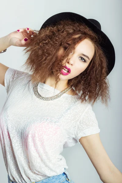 Ung vacker glad kvinna i en svart hatt, ljusa smink, lockigt hår, modefotografering Studio på vit bakgrund — Stockfoto