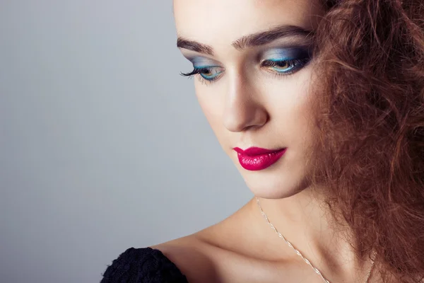 Fashion capture beautiful bright girl with bright makeup, portrait closeup — Stock Photo, Image