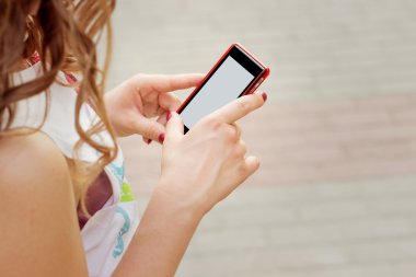Güzel kız elinde telefon sokakta duran kıvırcık saçlı gönderir bir Sms mesajı okur.