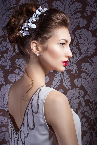 Menina doce sexy nova bonita com grandes lábios vermelhos na coroa de flores branca do casamento na cabeça com penteado de casamento bonito. Imagem de um casamento, cabelo de salão e maquiagem — Fotografia de Stock