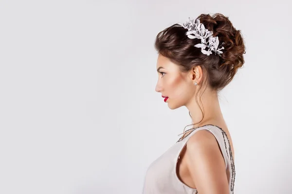 Hermosa joven en la imagen de la novia, hermoso peinado de boda con flores en el pelo, peinado para novia —  Fotos de Stock