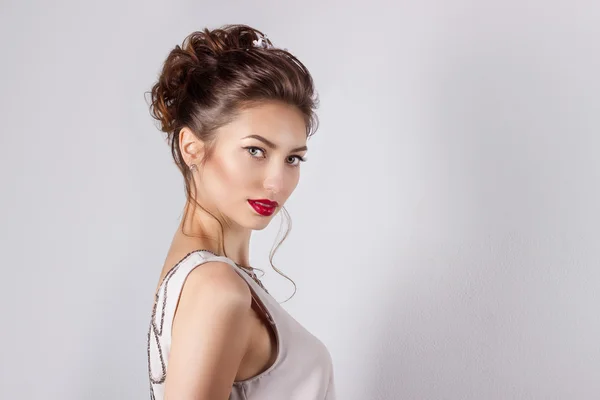 Hermosa joven en la imagen de la novia, hermoso peinado de boda con flores en el pelo, peinado para novia — Foto de Stock