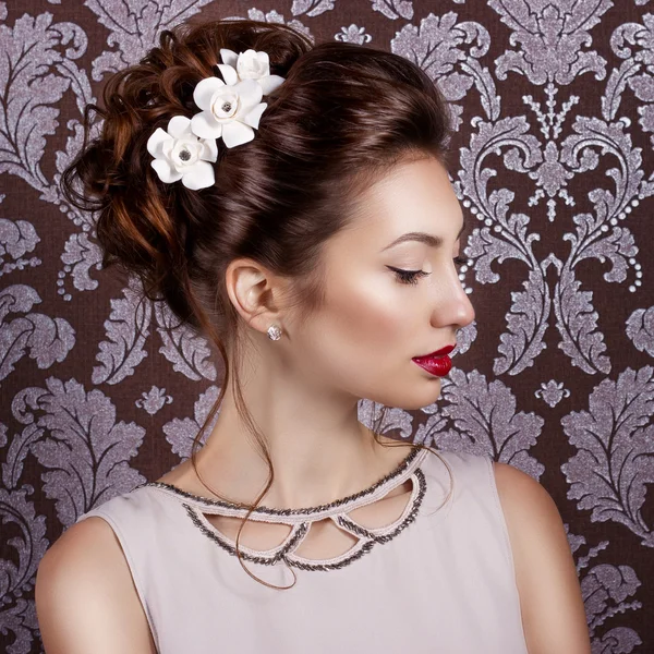 Menina doce sexy nova bonita com grandes lábios vermelhos na coroa de flores branca do casamento na cabeça com penteado de casamento bonito. Imagem de um casamento, cabelo de salão e maquiagem — Fotografia de Stock