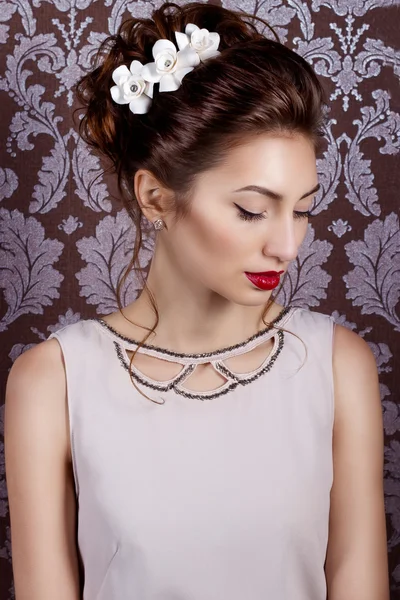 Menina doce sexy nova bonita com grandes lábios vermelhos na coroa de flores branca do casamento na cabeça com penteado de casamento bonito. Imagem de um casamento, cabelo de salão e maquiagem — Fotografia de Stock