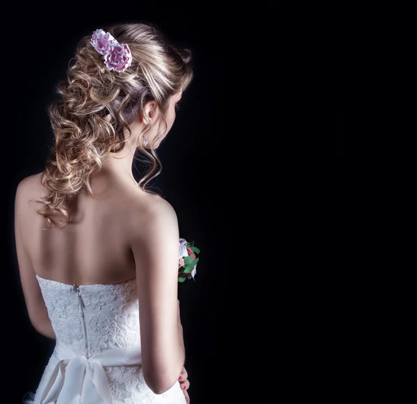 Schönes junges Mädchen im Bild der Braut, schöne Hochzeitsfrisur mit Blumen im Haar, Frisur für Braut — Stockfoto