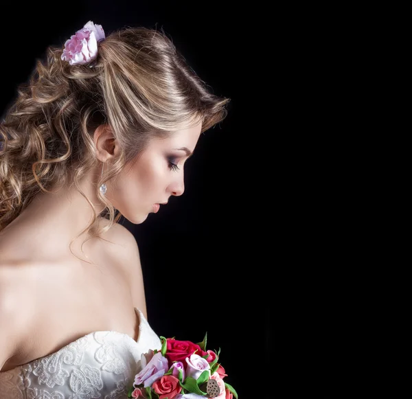 Retrato suave de sorrir feliz meninas sexy bonitas em vestido de noiva branco com um buquê de casamento na mão com cabelo bonito e maquiagem brilhante, estúdio de fotografia — Fotografia de Stock