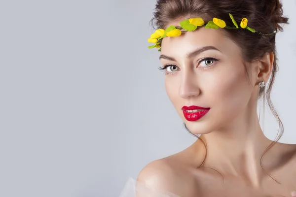 美しい若いセクシーなエレガントな女性を赤い唇アップコイル肩、結婚式で花嫁のための道を頭の上の黄色のバラの花輪で美しい髪 — ストック写真