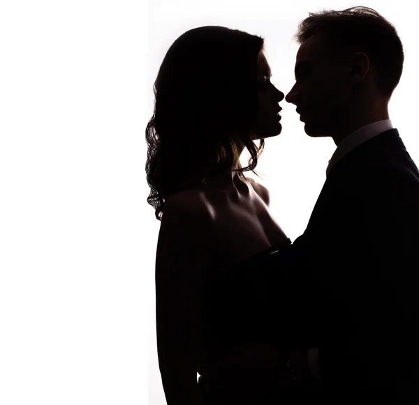 Silhouette d'un couple heureux amoureux embrasser sur fond blanc — Photo