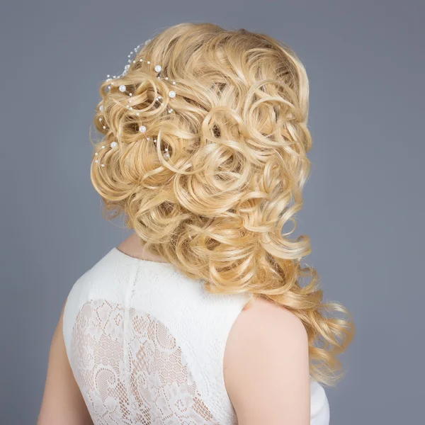 Bella ragazza a immagine della sposa, bella acconciatura da sposa con fiori nei capelli, acconciatura per la sposa — Foto Stock