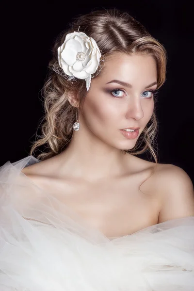 Retrato de hermosa mujer feliz novia suave en un vestido de novia blanco c hermoso pelo de la boda del salón con flores blancas en su pelo —  Fotos de Stock