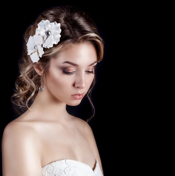 Bella giovane sexy elegante donna felice sorridente con le labbra rosse, bella acconciatura elegante con fiori bianchi nei capelli, la strada per la sposa a un matrimonio — Foto Stock