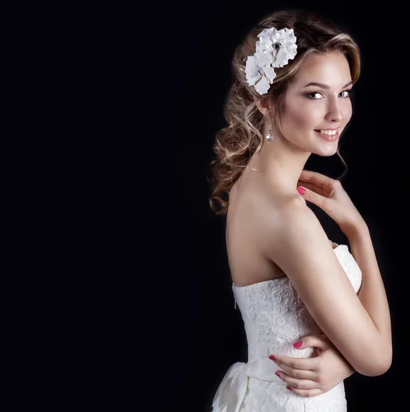 Linda jovem sexy elegante mulher sorridente feliz com lábios vermelhos, belo penteado elegante com flores brancas em seu cabelo, o caminho para a noiva em um casamento — Fotografia de Stock