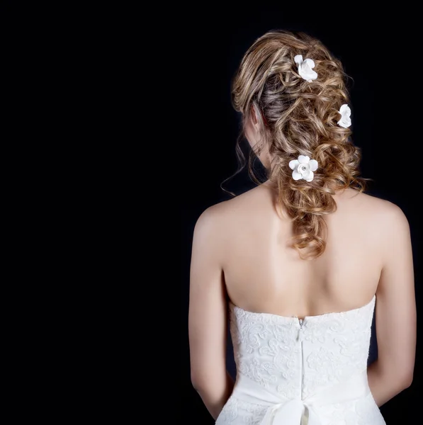 Menina bonita na imagem da noiva, belo penteado de casamento com flores no cabelo, penteado para a noiva — Fotografia de Stock