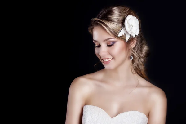 Retrato de belas mulheres felizes e gentis noiva em um vestido de casamento branco c belo cabelo do casamento do salão com flores brancas em seu cabelo — Fotografia de Stock