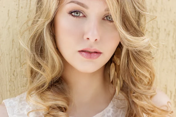 Portrait of a beautiful sexy smiling happy girl with big full lips with blond hair in a white dress on a sunny bright day — Stock Photo, Image