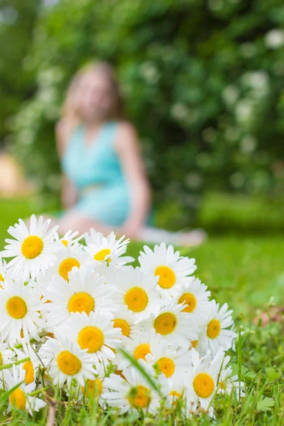 Bouquet of white daisies meadow lies on green grass — Stock Photo, Image