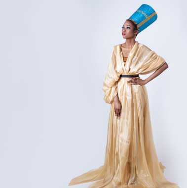 Parlak kırmızı dudaklar makyaj ile Mısır Kraliçesi resimdeki kadın güzel kız siyah koyu renkli uzun çivi gösterir