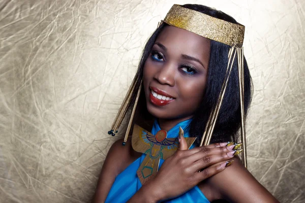Beautiful dark-skinned girl black woman in the image of the Egyptian queen with red lips bright makeup demonstrates long nails — Stock Photo, Image