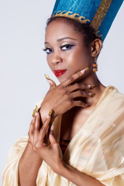 Parlak kırmızı dudaklar makyaj ile Mısır Kraliçesi resimdeki kadın güzel kız siyah koyu renkli uzun çivi gösterir