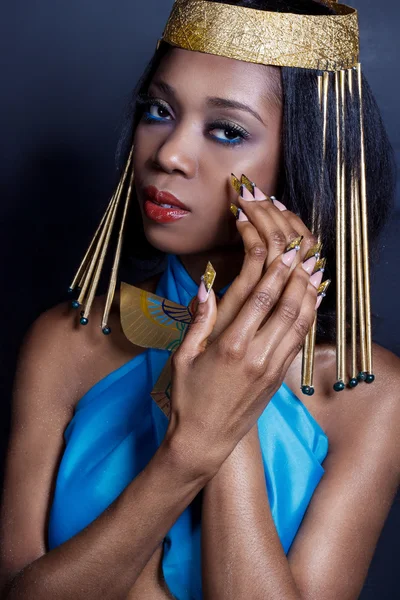 Beautiful dark-skinned girl black woman in the image of the Egyptian queen with red lips bright makeup demonstrates long nails — Stock Photo, Image