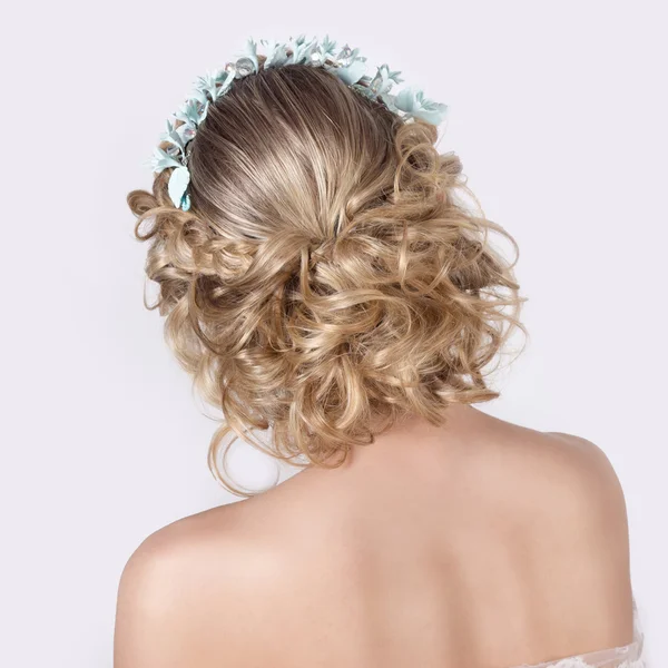 Hermosa joven sexy elegante dulce chica en la imagen de una novia con pelo y flores en su cabello, maquillaje de boda delicado — Foto de Stock