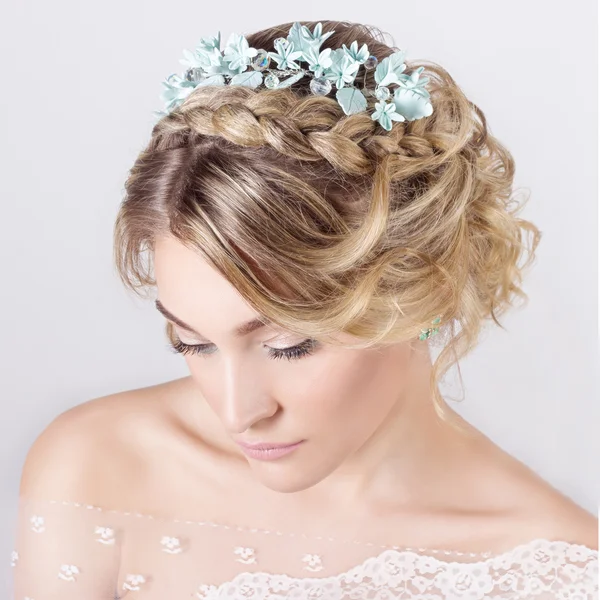 Szép fiatal szexi elegáns édes lány a képen egy menyasszony haj és a virág a hajában, finom esküvői smink — Stock Fotó