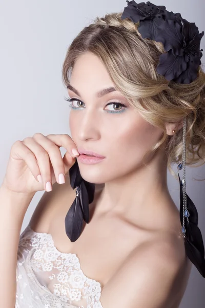 Bella giovane ragazza sexy elegante dolce a immagine di una sposa con capelli e fiori nei capelli, delicato trucco da sposa — Foto Stock