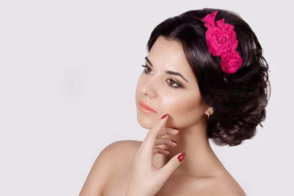 Retrato de moda de una hermosa morena linda sexy con hermoso corte de pelo elegante, maquillaje brillante y flores en su cabello —  Fotos de Stock