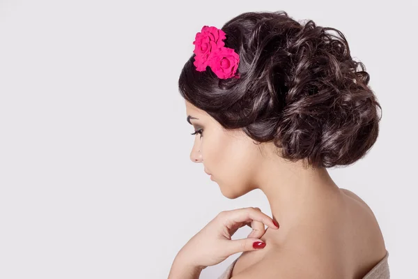 Retrato de moda de uma linda morena sexy bonito com corte de cabelo elegante bonito, maquiagem brilhante e flores em seu cabelo — Fotografia de Stock