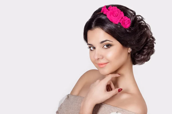 Fashion portrait of a beautiful sexy cute brunette with beautiful stylish haircut , bright makeup and flowers in her hair — Stock Photo, Image