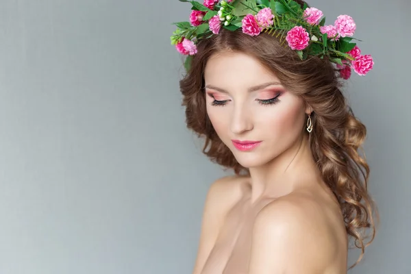 Słodki słodki piękny seksowny młoda dziewczyna z Wieniec kwiatów na głowę z nagie ramiona z uroda makijaż miękkie różowe usta — Zdjęcie stockowe