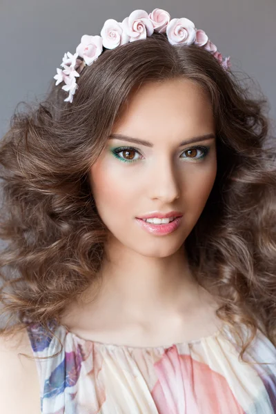 Szelíd elegáns fiatal gyönyörű lány, egy pereme világos színek, buja hajjal mosolyog — Stock Fotó