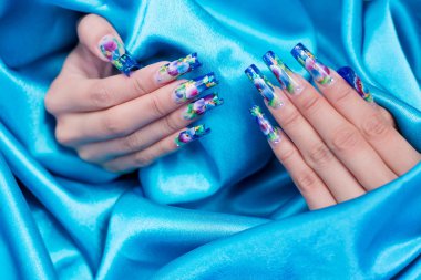 güzel uzun bacaklı mavi kumaş üzerine genel gider bir deseni