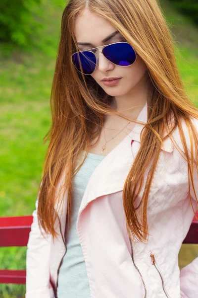 Hermosa chica sexy joven en gafas de sol caminando en un día de verano soleado brillante en las calles de la ciudad —  Fotos de Stock