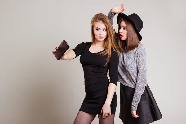 Due allegre ragazze felici fotografate al telefono, Self phone — Foto Stock