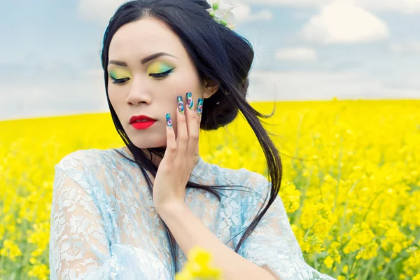 Gadis cina cantik mengenakan kimono dengan kuku palsu panjang dengan lipstik merah dalam pemerkosaan — Stok Foto