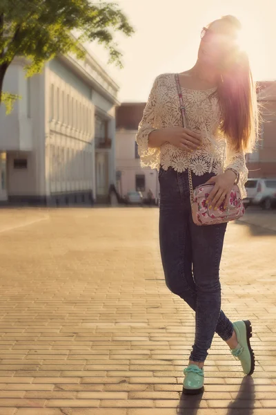 Hermosa feliz chica suave camina a través de la ciudad nazakate gafas de sol, cámara de sol suave tonificación —  Fotos de Stock