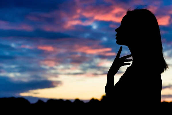 Silhuett av vacker sexig kvinna på bakgrund av sunset — Stockfoto